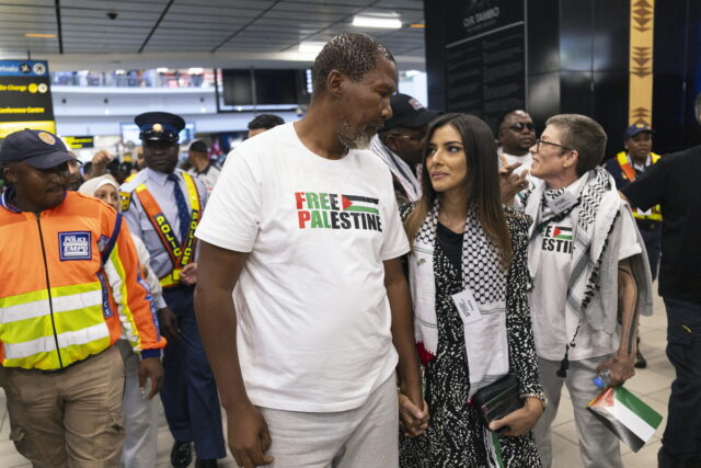 Global Sumud Flotilla: Ο εγγονός του Νέλσον Μαντέλα επέστρεψε στη Νότια Αφρική μετά την απέλασή του από το Ισραήλ