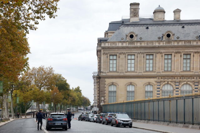 Ληστεία στο Λούβρο: Ανθρωποκυνηγητό στο Παρίσι για τον εντοπισμό των δραστών