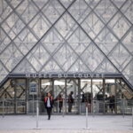 Πέντε νέοι ύποπτοι προσήχθησαν για την κλοπή στο Λούβρο