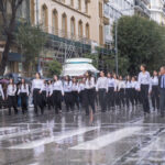 Υπό καταρρακτώδη βροχή παρέλασαν οι μαθητές στη Θεσσαλονίκη
