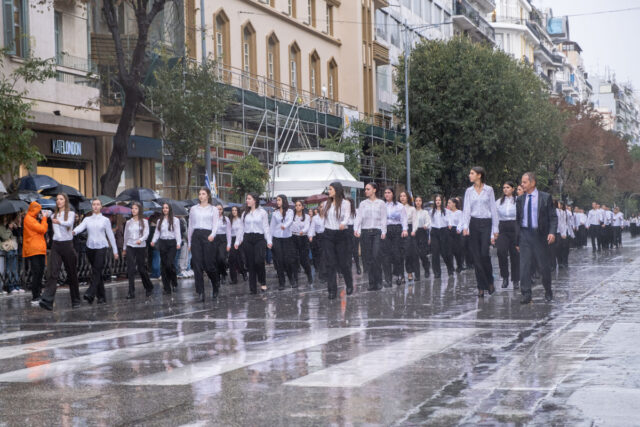 Υπό καταρρακτώδη βροχή παρέλασαν οι μαθητές στη Θεσσαλονίκη