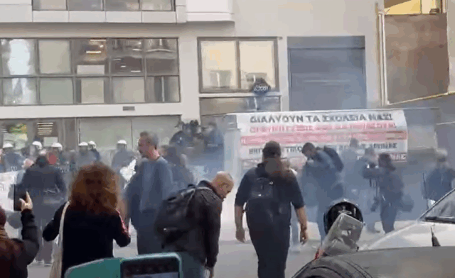 Ξύλο και χημικά από την ΕΛΑΣ σε διαμαρτυρία εκπαιδευτικών στο Μεταξουργείο