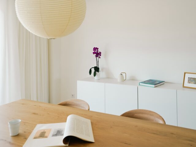 Καθαρή γραμμή και λεπτές εκπλήξεις σε ένα ανανεωμένο διαμέρισμα στο Χαλάνδρι