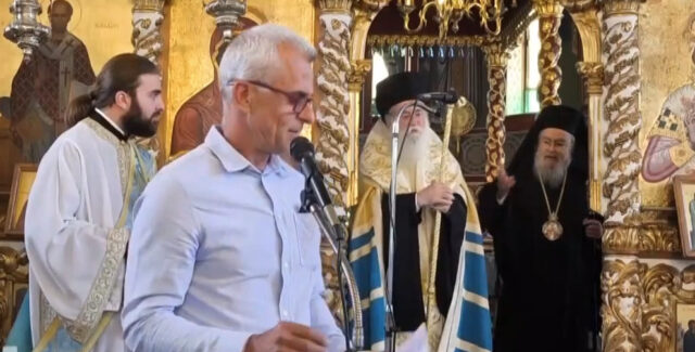 Ζάκυνθος: Επίθεση μητροπολίτη σε δάσκαλο για το πουκάμισο που φορούσε [ΒΙΝΤΕΟ]