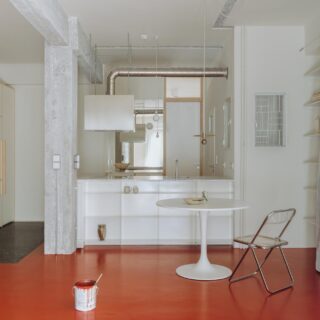 Παιχνίδι με τα υλικά σε ένα industrial διαμέρισμα των 70s στην Κυψέλη