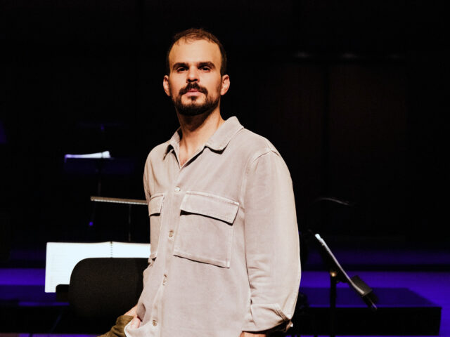 Αλέξανδρος Γκόνης: «Κινείσαι πιο ανάλαφρα όταν στο κοστούμι σου έχεις αφήσει το τελευταίο κουμπί ξεκούμπωτο»