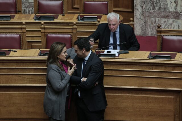 Κόντρα Βασίλη Κικίλια – Ντόρας Μπακογιάννη μετά την ΕΔΕ για τον Λιμενάρχη Χανίων