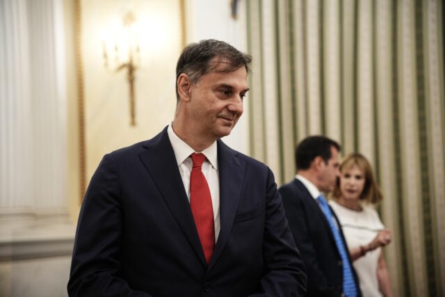 Εμπρηστική επίθεση στο πολιτικό γραφείο του Χάρη Θεοχάρη