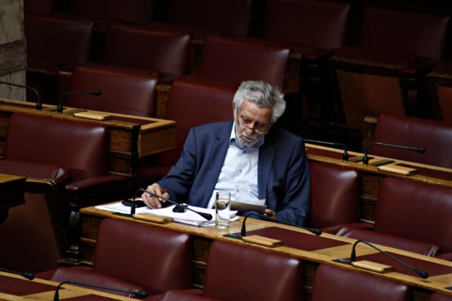 Ο Θοδωρής Δρίτσας παίρνει την έδρα του Αλέξη Τσίπρα