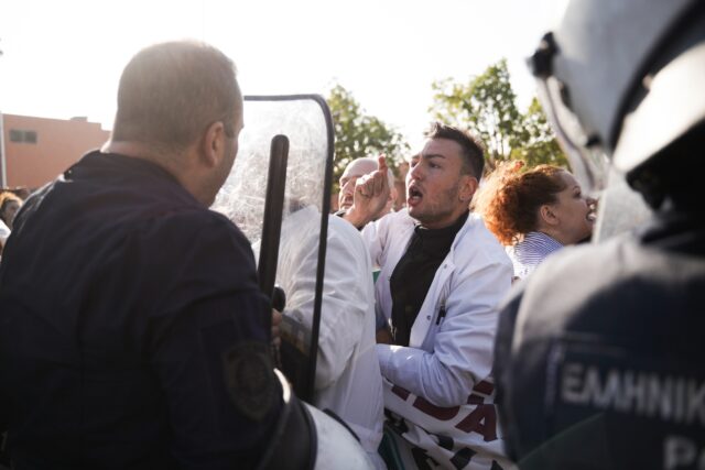 Ένταση και χημικά κατά την επίσκεψη Μητσοτάκη στο νοσοκομείο «Αττικόν»