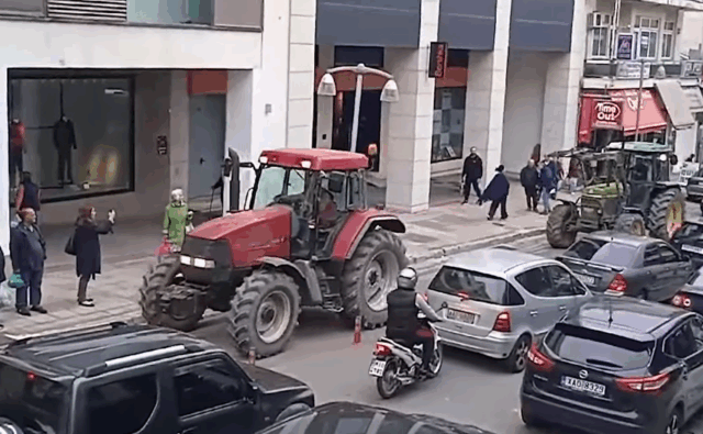 Συλλαλητήριο με τρακτέρ έξω από τα δικαστήρια της Λαμίας [ΒΙΝΤΕΟ]