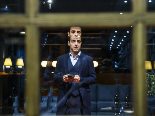 Όταν το σινεμά ανεβαίνει στο σανίδι: Οι ταινίες που «παίζουν» φέτος στα θέατρα της Αθήνας