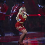 Η Σαμπρίνα Κάρπεντερ πρωταγωνιστεί στο remake της ταινίας «Alice In Wonderland»