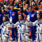 Επέστρεψαν στη Γη οι τρεις Κινέζοι αστροναύτες που είχαν εγκλωβιστεί στο διάστημα [ΒΙΝΤΕΟ]