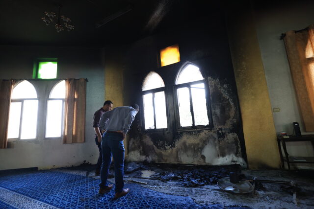 Ισραηλινοί έποικοι βανδάλισαν και πυρπόλησαν τέμενος στη Δυτική Όχθη