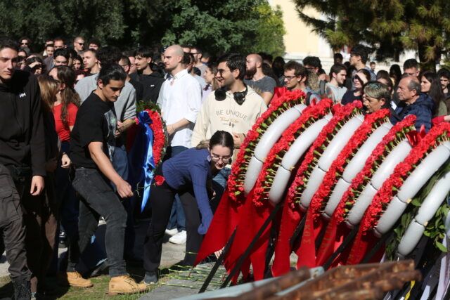Πλήθος κόσμου τιμά την 52η επέτειο της εξέγερσης του Πολυτεχνείου