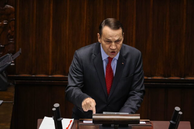 Στα άκρα οι διμερείς σχέσεις Πολωνίας – Ρωσίας: «Θα απαντήσουμε, όχι μόνο διπλωματικά» λέει η Βαρσοβία