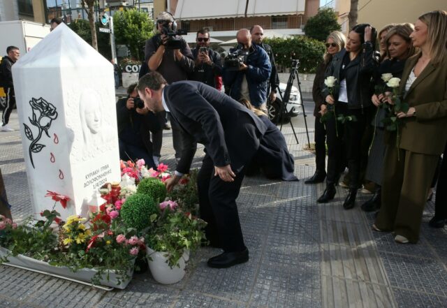Παγκόσμια ημέρα εξάλειψης της βίας κατά των γυναικών: Λουλούδια στο μνημείο της Κυριακής Γρίβα άφησε ο Νίκος Ανδρουλάκης