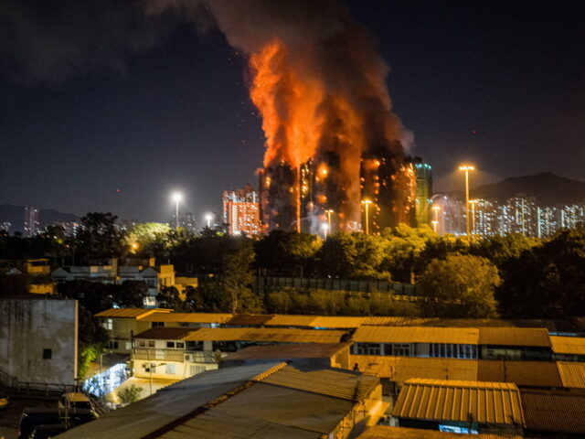 Ουρανοξύστης τυλίχθηκε στις φλόγες στο Χονγκ Κονγκ [ΒΙΝΤΕΟ]