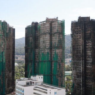 Χονγκ Κονγκ: 13 συλλήψεις για τη φονική πυρκαγιά