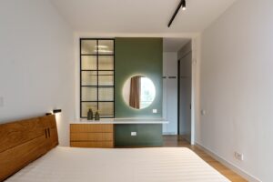 Λευκό και ξύλο επαναπροσδιορίζουν ένα διαμέρισμα στο Παλαιό Ψυχικό