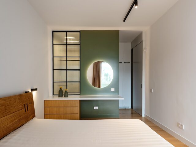 Λευκό και ξύλο επαναπροσδιορίζουν ένα διαμέρισμα στο Παλαιό Ψυχικό