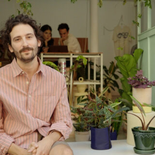 Στην Ισπανία η Gen Z αγοράζει λουλούδια γιατί δεν μπορεί να αγοράσει σπίτι