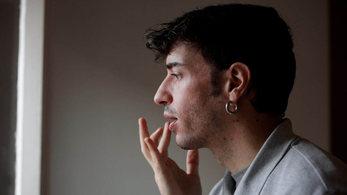 Ο Μάνος Καμακάρης κανονικοποιεί το μακιγιάζ για αγόρια και μιλάει για πολιτική στα social media