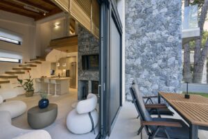 Μια νέα κατοικία στη Σιθωνία Χαλκιδικής συνομιλεί με τη φύση και το φως