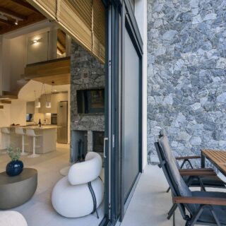 Μια νέα κατοικία στη Σιθωνία Χαλκιδικής συνομιλεί με τη φύση και το φως