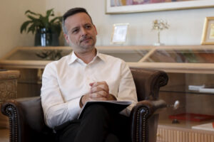 Χάρης Δούκας: «Η στέγη είναι δικαίωμα και όχι χρηματοοικονομικό προϊόν»