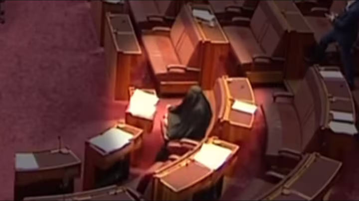 Αυστραλία: Aκροδεξιά γερουσιαστής εμφανίστηκε με μπούρκα στο κοινοβούλιο [ΒΙΝΤΕΟ]