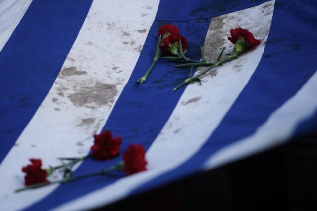 Επέτειος Πολυτεχνείου: Στην αμερικανική πρεσβεία η αιματοβαμμένη σημαία