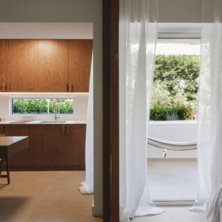 Ελεύθερη κίνηση και γεωμετρία κυριαρχούν σε αυτή τη μικρή κατοικία στη Βάρκιζα