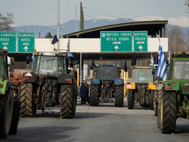 Αγροτικές κινητοποιήσεις: Πολύωροι αποκλεισμοί και σήμερα στα τελωνεία