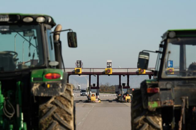 Χαλκιδική: Στον κόμβο της Τρίγλιας συγκεντρώνονται αγρότες και κτηνοτρόφοι
