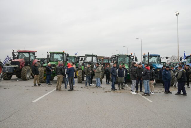 Αγροτικές κινητοποιήσεις: Κομβόι με νεκροφόρες στο μπλόκο των Μαλγάρων [ΒΙΝΤΕΟ]