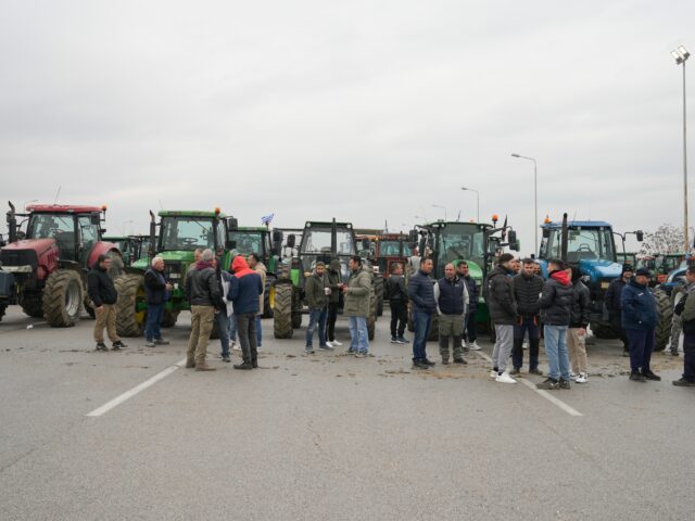 Αγροτικές κινητοποιήσεις: Κομβόι με νεκροφόρες στο μπλόκο των Μαλγάρων [ΒΙΝΤΕΟ]