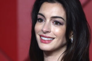 H Αν Χάθαγουεϊ μεταμορφώνεται σε ποπ είδωλο στο «Mother Mary»