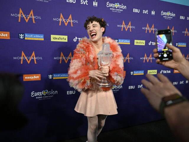 Eurovision: Το Nemo επιστρέφει το βραβείο του σε ένδειξη διαμαρτυρίας για τη συμμετοχή του Ισραήλ στον διαγωνισμό