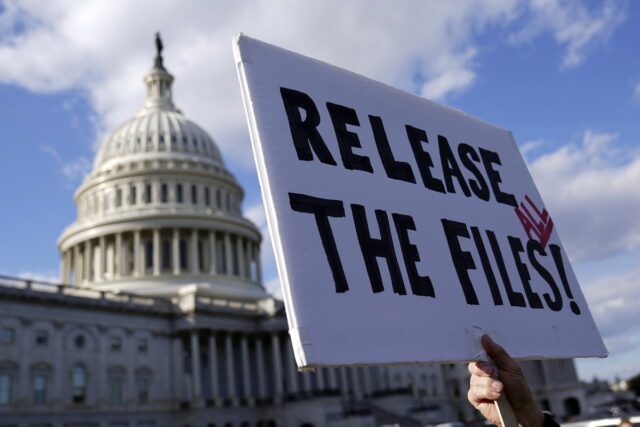 Νέες αποκαλύψεις «καίνε» τον Τραμπ – Ταξίδεψε τουλάχιστον 8 φορές με το ιδιωτικό τζετ του Επστιν