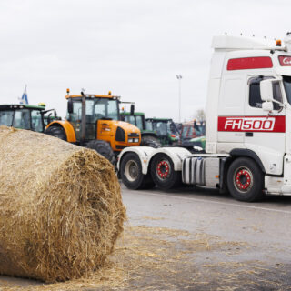 Ενισχύονται τα αγροτικά μπλόκα σε δρόμους και τελωνεία