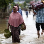 Ινδονησία: Ξεπέρασε τους 800 νεκρούς ο απολογισμός από τις πλημμύρες