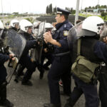 Ένταση μεταξύ αγροτών και ΜΑΤ στον κόμβο του Κιάτου