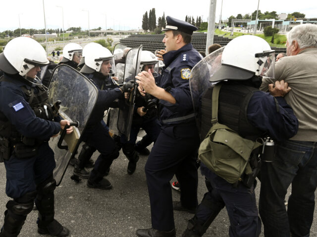 Ένταση μεταξύ αγροτών και ΜΑΤ στον κόμβο του Κιάτου