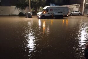 Κακοκαιρία «Byron»: Εγκλωβισμοί και πλημμυρισμένα σπίτια στη Νέα Πέραμο