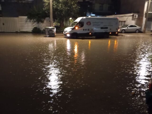 Κακοκαιρία «Byron»: Εγκλωβισμοί και πλημμυρισμένα σπίτια στη Νέα Πέραμο