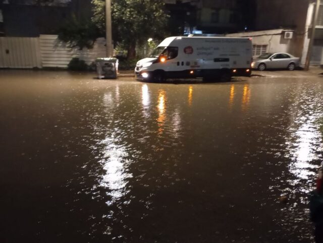 Κακοκαιρία «Byron»: Εγκλωβισμοί και πλημμυρισμένα σπίτια στη Νέα Πέραμο