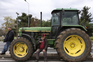 Αγρότες έκλεισαν με τα τρακτέρ τους την Εθνική Οδό στο ύψος της Θήβας