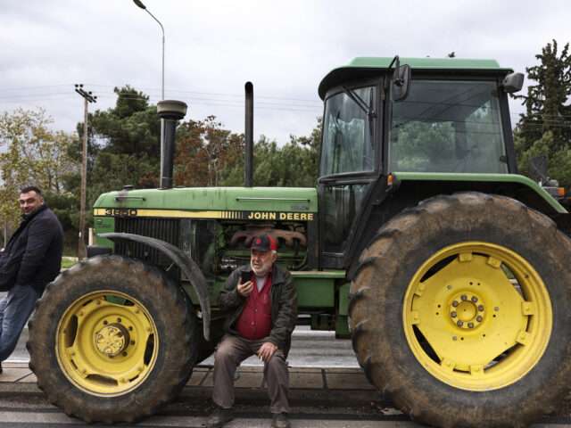 Αγρότες έκλεισαν με τα τρακτέρ τους την Εθνική Οδό στο ύψος της Θήβας
